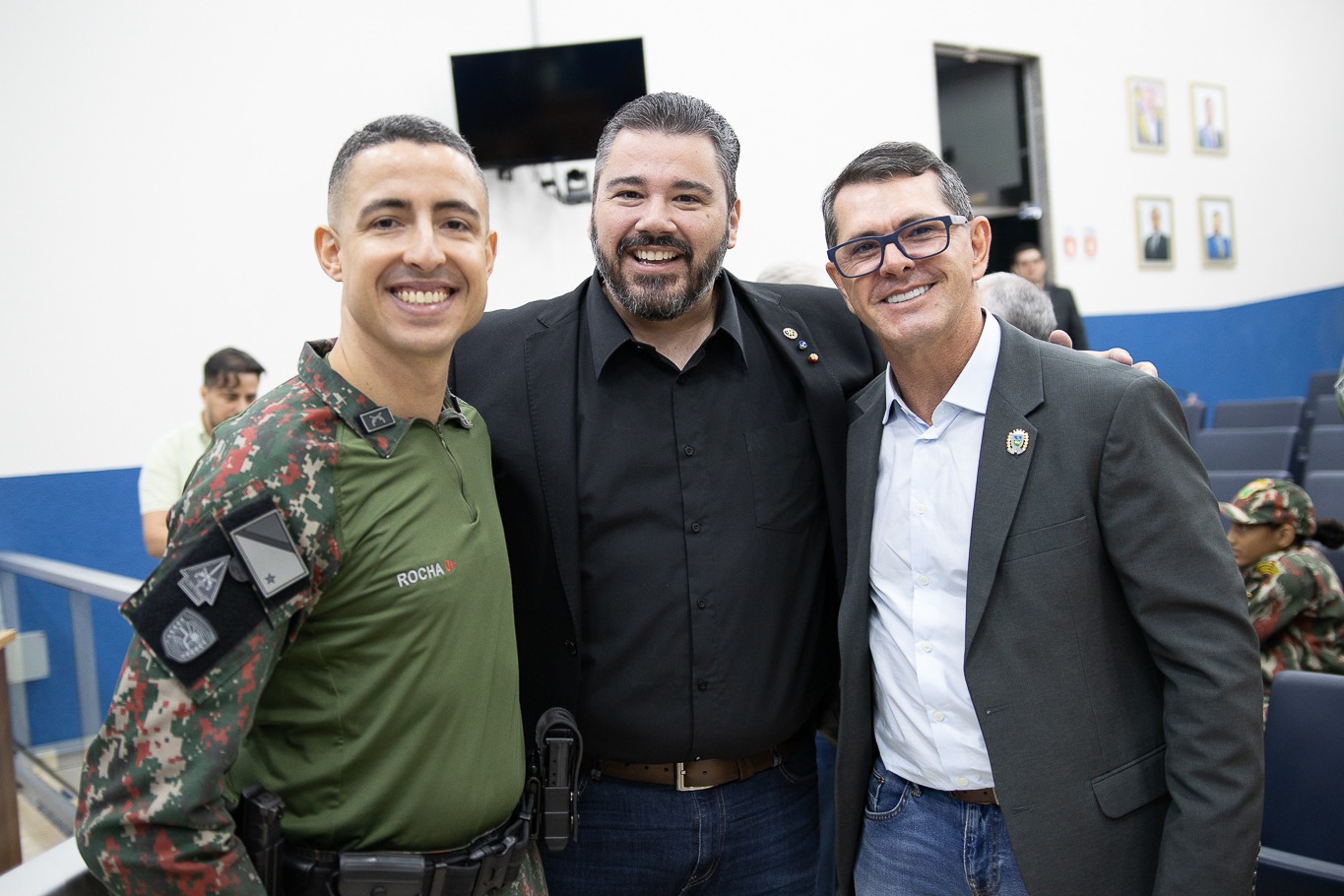 Vereadores prestigiam troca de comando e entregam títulos a militares Vereadores prestigiam troca de comando e entregam títulos a militares