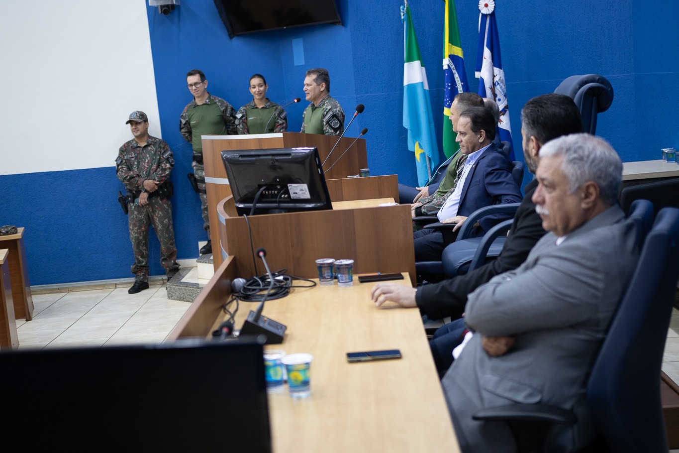 Vereadores prestigiam troca de comando e entregam títulos a militares Vereadores prestigiam troca de comando e entregam títulos a militares
