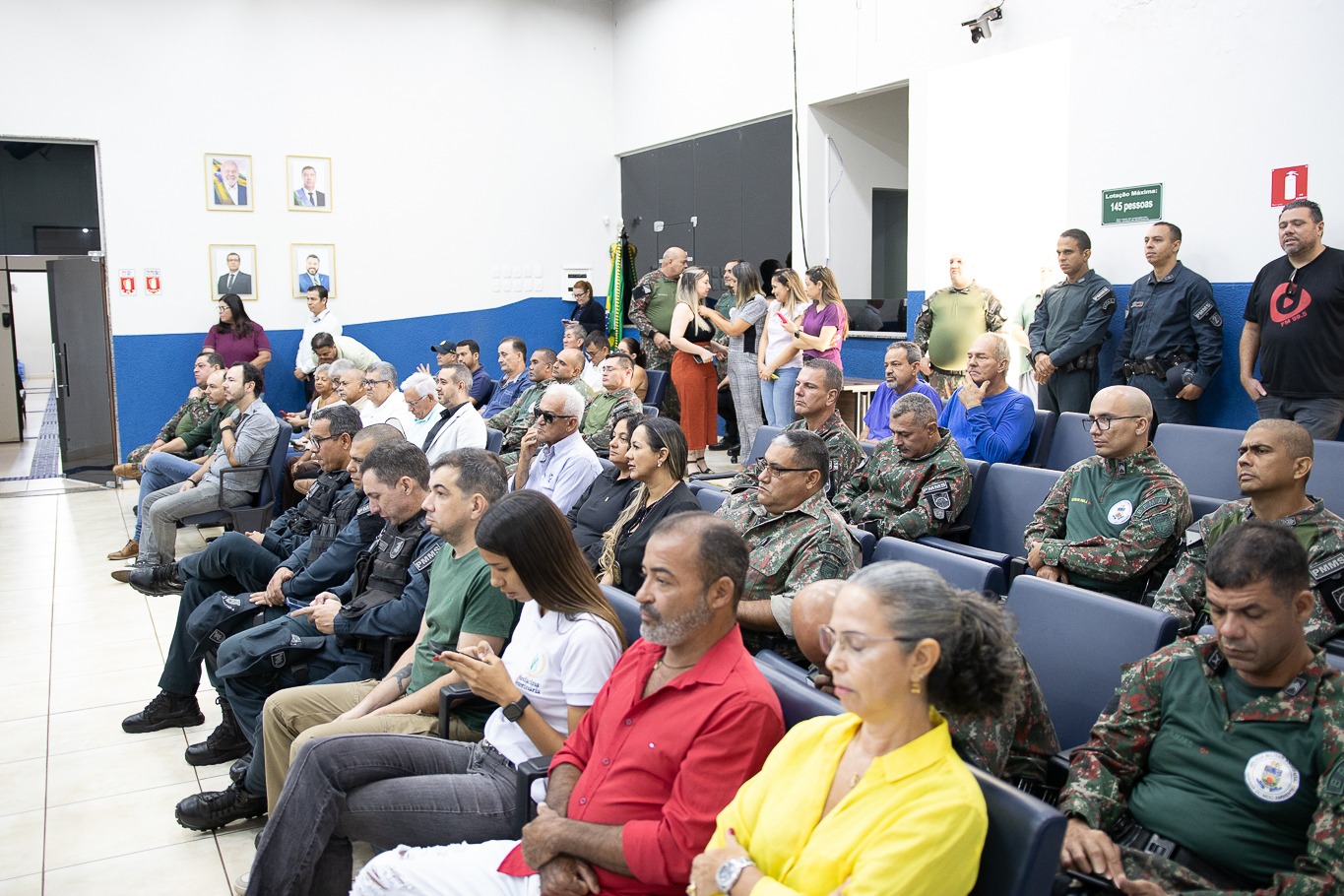 Vereadores prestigiam troca de comando e entregam títulos a militares Vereadores prestigiam troca de comando e entregam títulos a militares