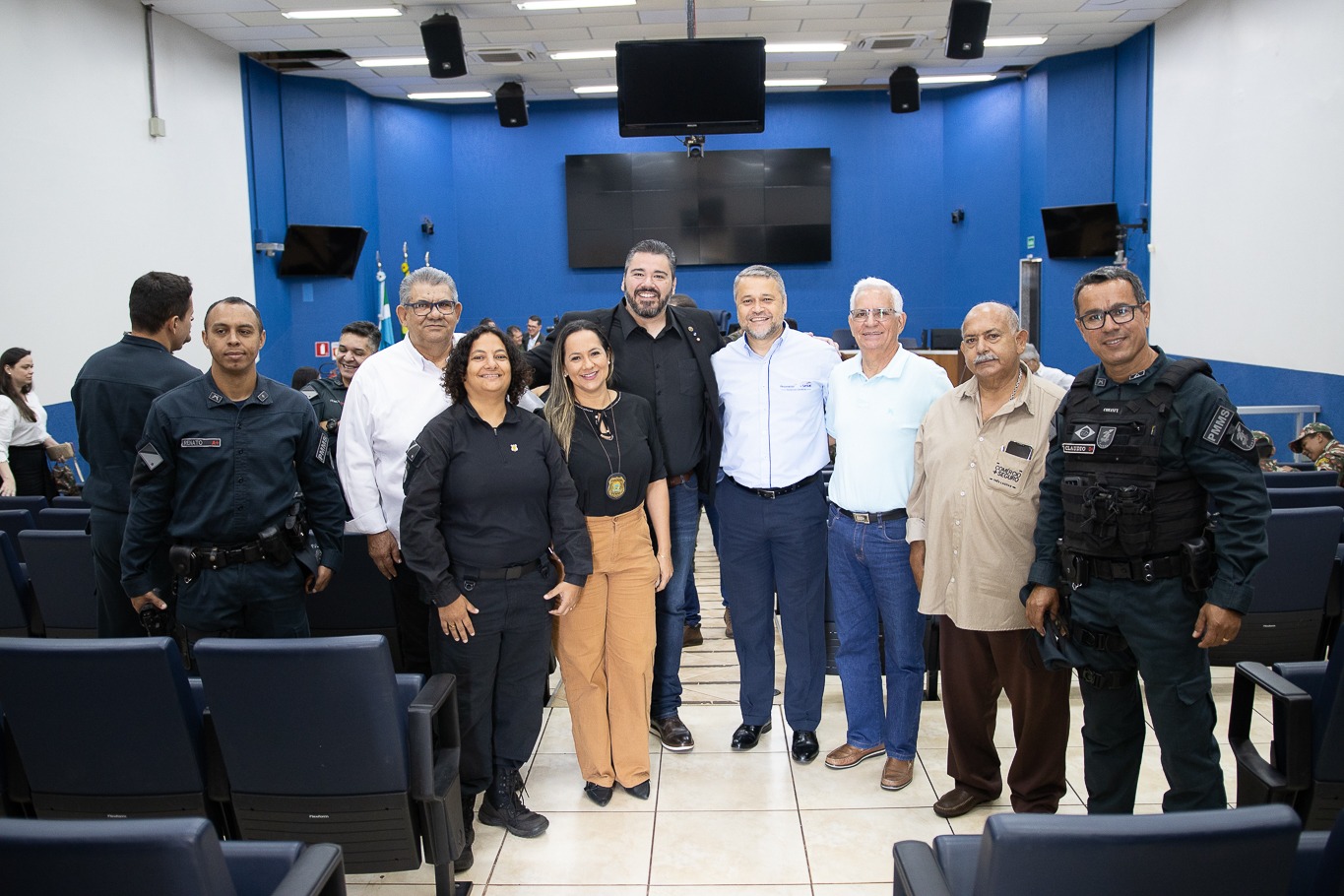 Vereadores prestigiam troca de comando e entregam títulos a militares Vereadores prestigiam troca de comando e entregam títulos a militares