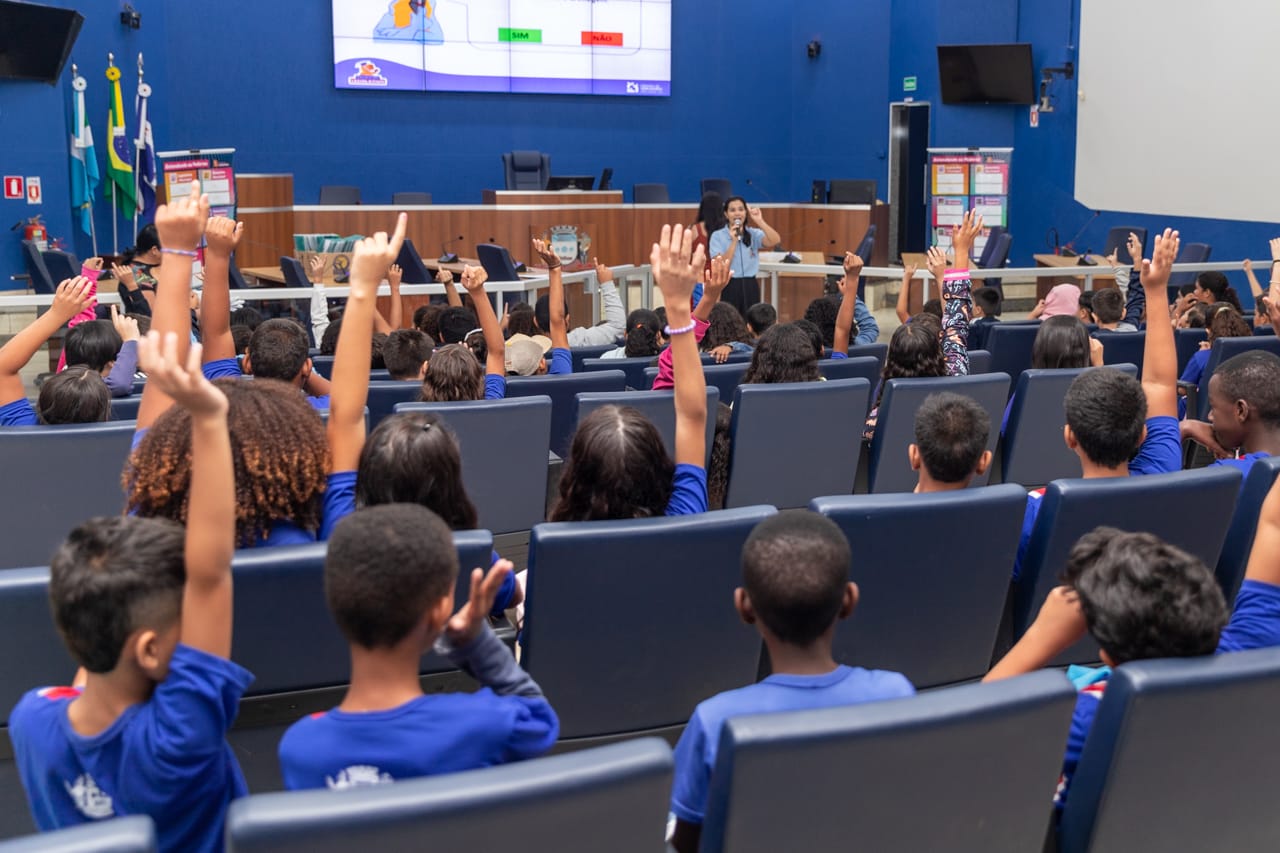 Alunos da escola Eufrosina visitam Câmara pela primeira vez Alunos da escola Eufrosina visitam Câmara pela primeira vez