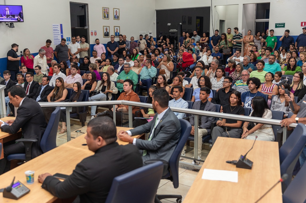 Em noite histórica, primeiros jovens vereadores de Três Lagoas tomam posse Em noite histórica, primeiros jovens vereadores de Três Lagoas tomam posse
