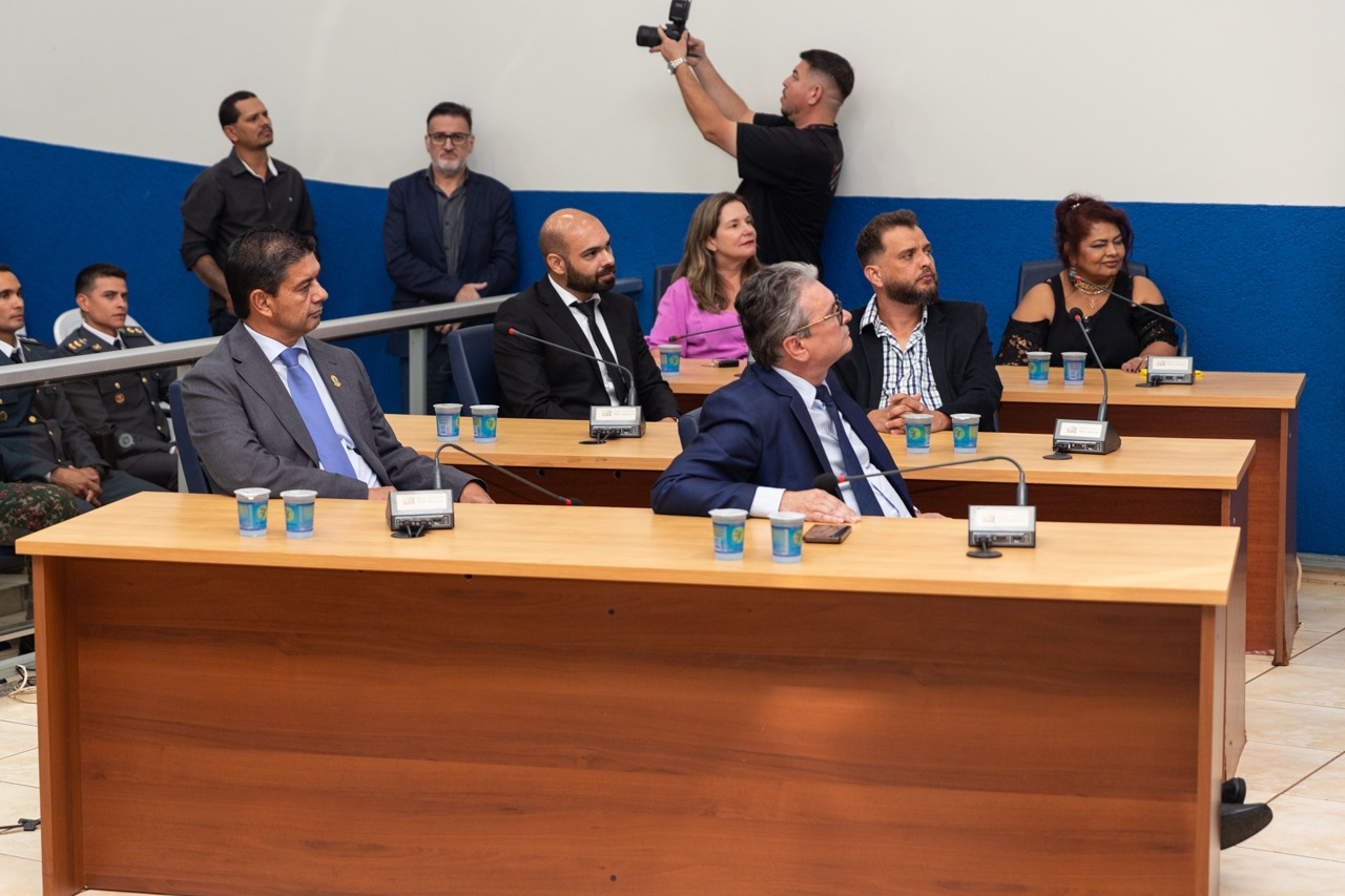 Autoridades da segurança pública do MS recebem títulos de cidadãos três-lagoenses Autoridades da segurança pública do MS recebem títulos de cidadãos três-lagoenses