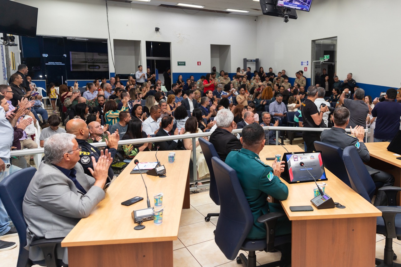 Autoridades da segurança pública do MS recebem títulos de cidadãos três-lagoenses Autoridades da segurança pública do MS recebem títulos de cidadãos três-lagoenses