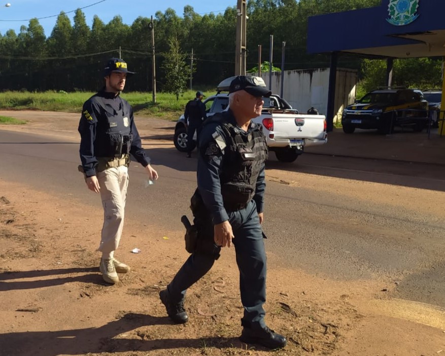 Policiais do 2° BPM e da PRF participam de ação em prol da campanha Maio Amarelo Policiais do 2° BPM e da PRF participam de ação em prol da campanha Maio Amarelo