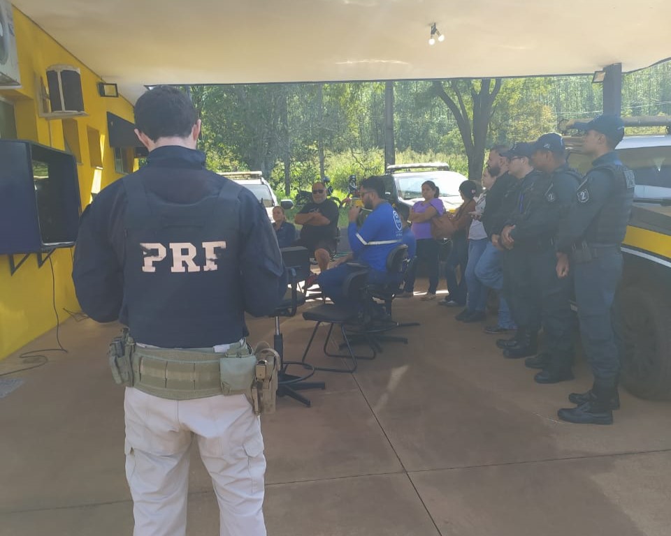 Policiais do 2° BPM e da PRF participam de ação em prol da campanha Maio Amarelo Policiais do 2° BPM e da PRF participam de ação em prol da campanha Maio Amarelo