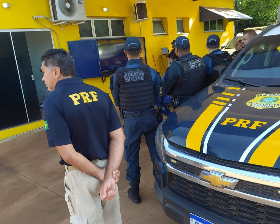 Policiais do 2° BPM e da PRF participam de ação em prol da campanha Maio Amarelo Policiais do 2° BPM e da PRF participam de ação em prol da campanha Maio Amarelo