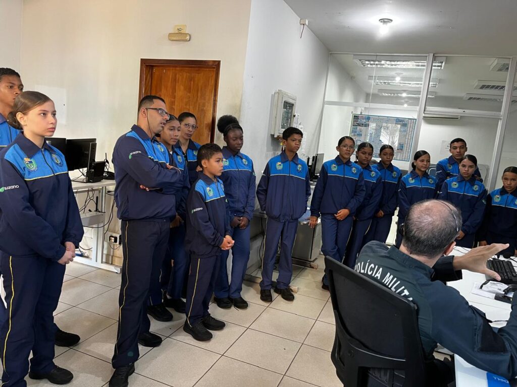 Patrulheiros Mirins visitam 2° BPM e aprendem sobre a rotina policial em Três Lagoas Patrulheiros Mirins visitam 2° BPM e aprendem sobre a rotina policial em Três Lagoas