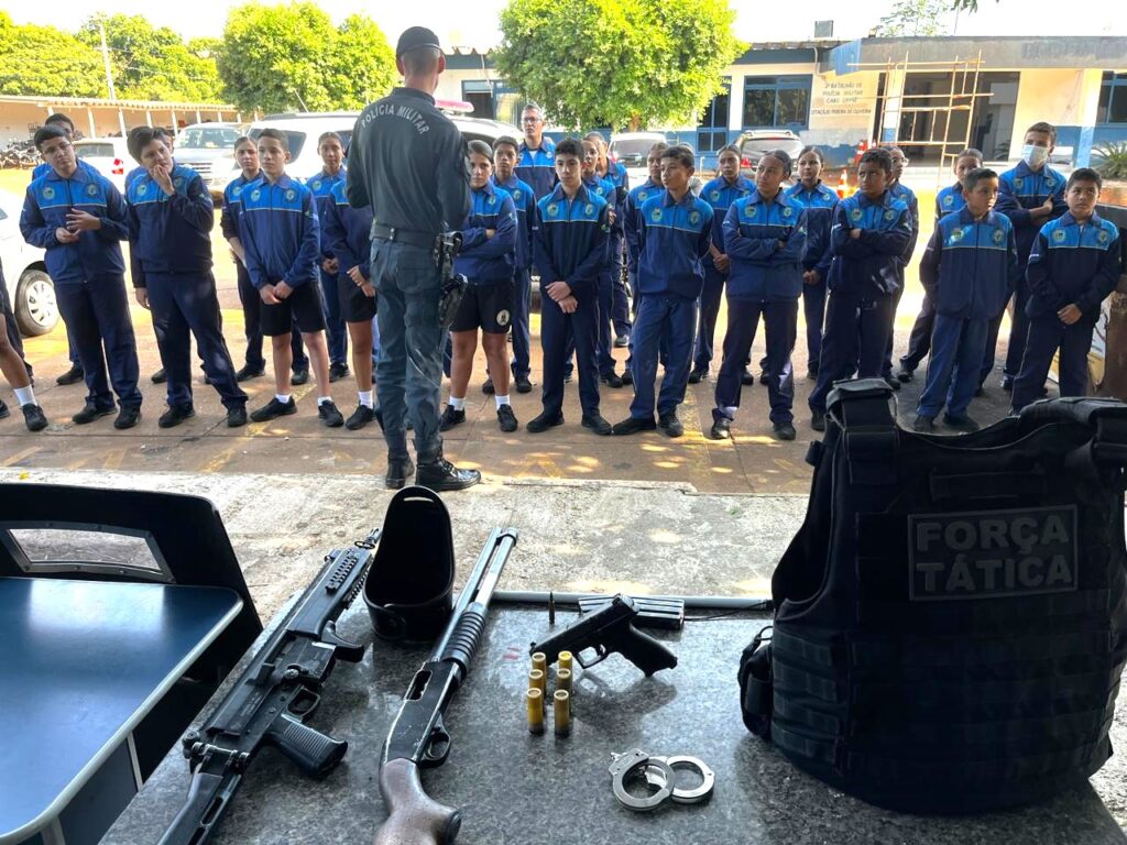 Patrulheiros Mirins visitam 2° BPM e aprendem sobre a rotina policial em Três Lagoas Patrulheiros Mirins visitam 2° BPM e aprendem sobre a rotina policial em Três Lagoas