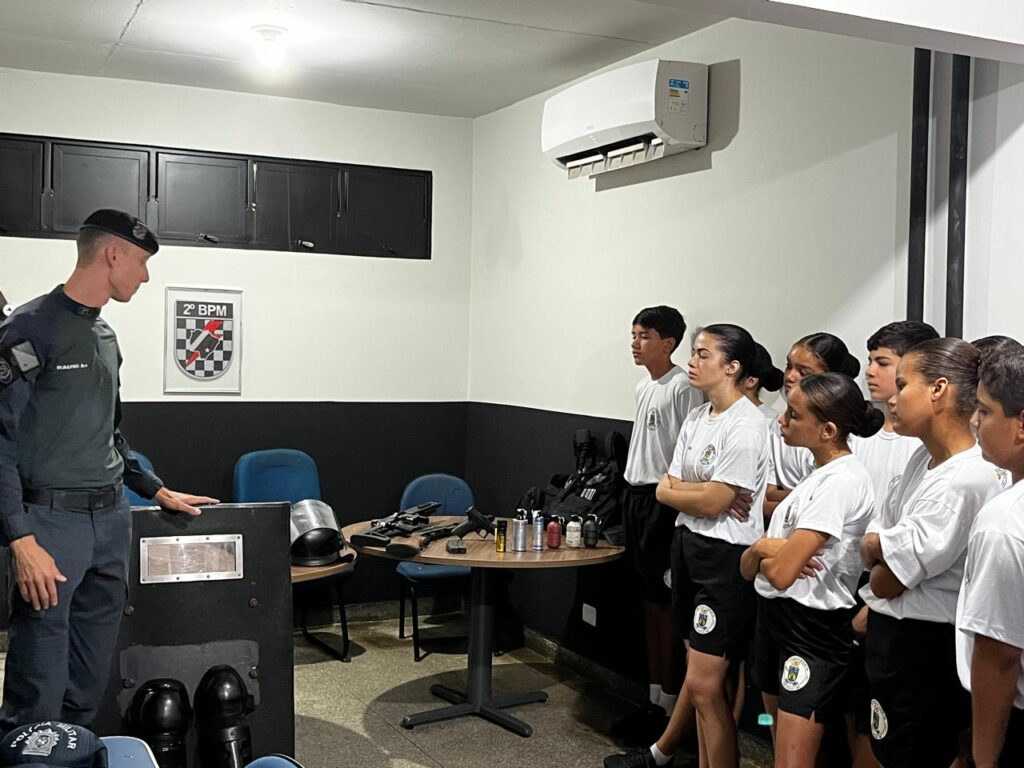 Patrulheiros Mirins visitam 2° BPM e aprendem sobre a rotina policial em Três Lagoas Patrulheiros Mirins visitam 2° BPM e aprendem sobre a rotina policial em Três Lagoas