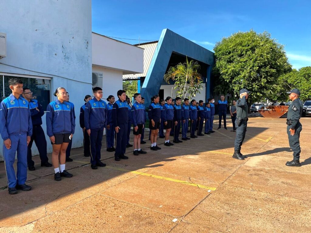 Patrulheiros Mirins visitam 2° BPM e aprendem sobre a rotina policial em Três Lagoas Patrulheiros Mirins visitam 2° BPM e aprendem sobre a rotina policial em Três Lagoas