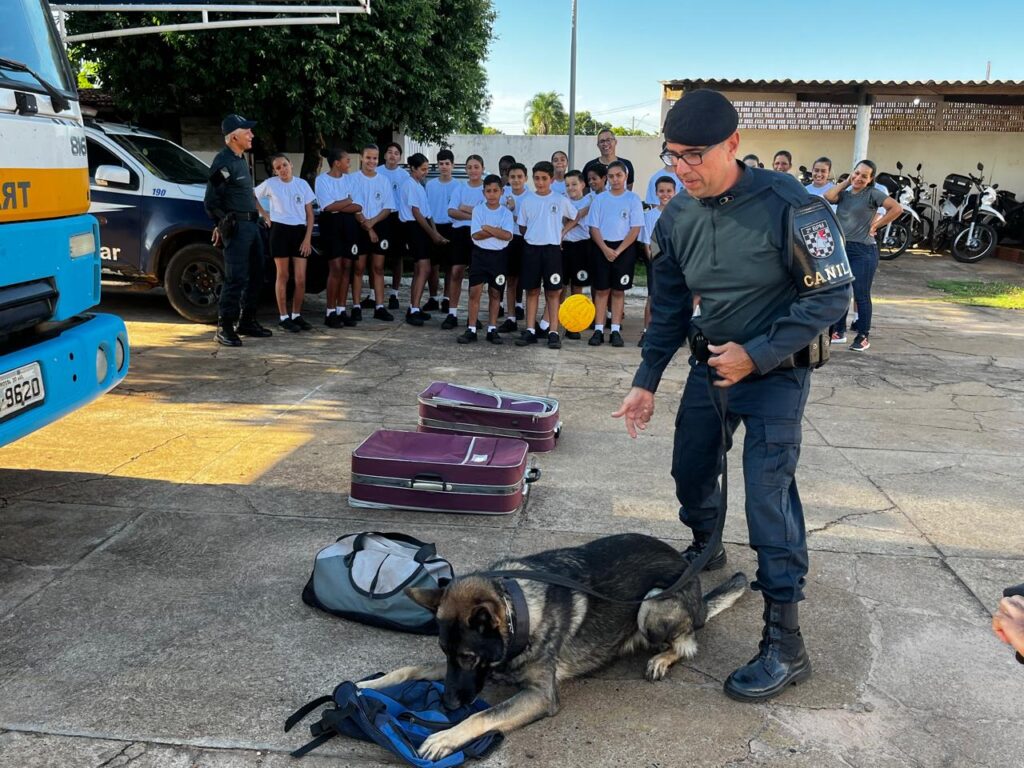 Patrulheiros Mirins visitam 2° BPM e aprendem sobre a rotina policial em Três Lagoas Patrulheiros Mirins visitam 2° BPM e aprendem sobre a rotina policial em Três Lagoas