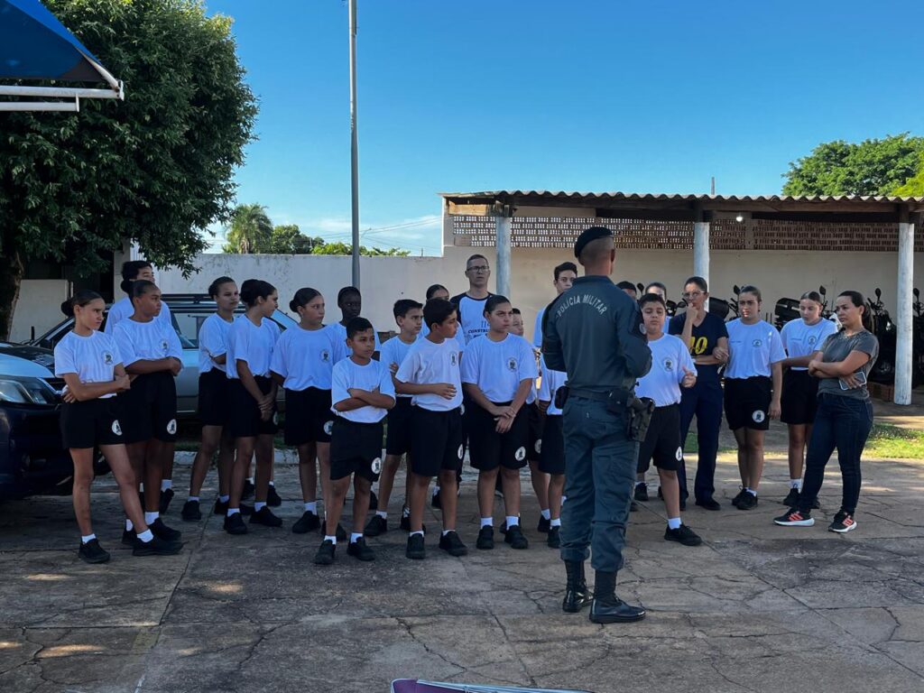 Patrulheiros Mirins visitam 2° BPM e aprendem sobre a rotina policial em Três Lagoas Patrulheiros Mirins visitam 2° BPM e aprendem sobre a rotina policial em Três Lagoas