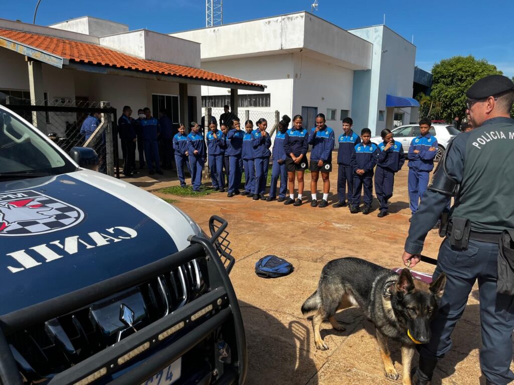 Patrulheiros Mirins visitam 2° BPM e aprendem sobre a rotina policial em Três Lagoas Patrulheiros Mirins visitam 2° BPM e aprendem sobre a rotina policial em Três Lagoas