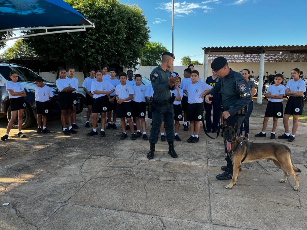 Patrulheiros Mirins visitam 2° BPM e aprendem sobre a rotina policial em Três Lagoas Patrulheiros Mirins visitam 2° BPM e aprendem sobre a rotina policial em Três Lagoas