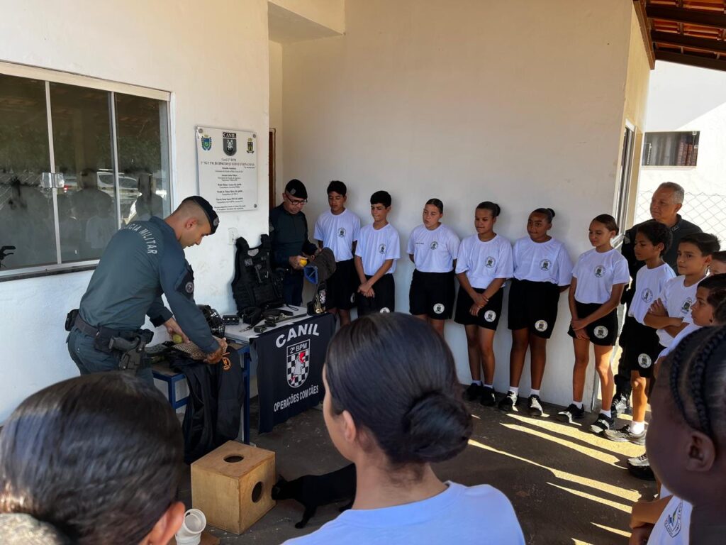 Patrulheiros Mirins visitam 2° BPM e aprendem sobre a rotina policial em Três Lagoas Patrulheiros Mirins visitam 2° BPM e aprendem sobre a rotina policial em Três Lagoas