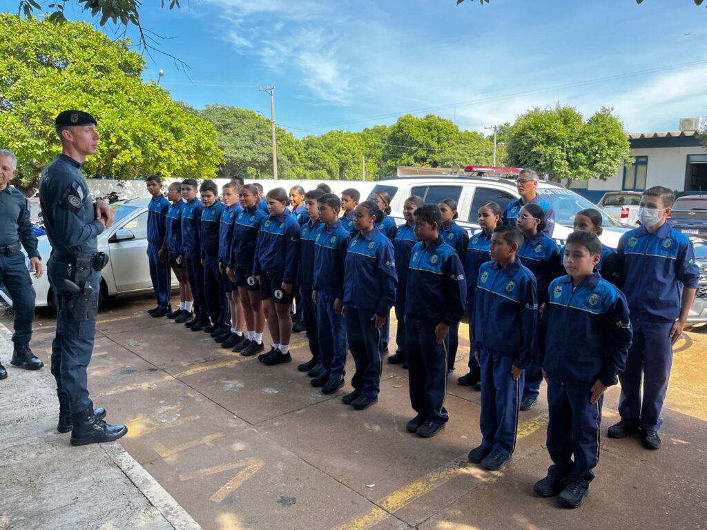 Patrulheiros Mirins visitam 2° BPM e aprendem sobre a rotina policial em Três Lagoas Patrulheiros Mirins visitam 2° BPM e aprendem sobre a rotina policial em Três Lagoas