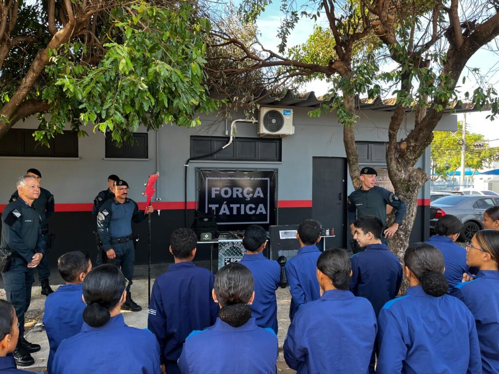 Patrulheiros Mirins visitam 2° BPM e aprendem sobre a rotina policial em Três Lagoas Patrulheiros Mirins visitam 2° BPM e aprendem sobre a rotina policial em Três Lagoas