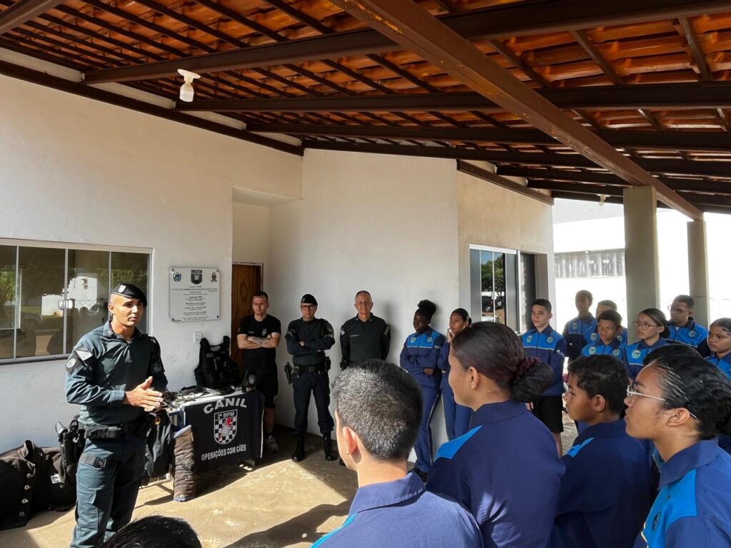 Patrulheiros Mirins visitam 2° BPM e aprendem sobre a rotina policial em Três Lagoas Patrulheiros Mirins visitam 2° BPM e aprendem sobre a rotina policial em Três Lagoas