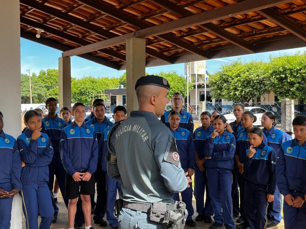 Patrulheiros Mirins visitam 2° BPM e aprendem sobre a rotina policial em Três Lagoas Patrulheiros Mirins visitam 2° BPM e aprendem sobre a rotina policial em Três Lagoas