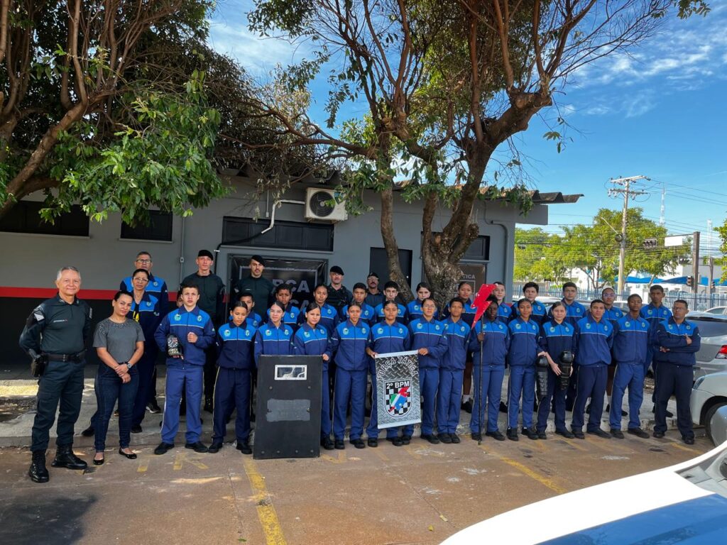 Patrulheiros Mirins visitam 2° BPM e aprendem sobre a rotina policial em Três Lagoas Patrulheiros Mirins visitam 2° BPM e aprendem sobre a rotina policial em Três Lagoas
