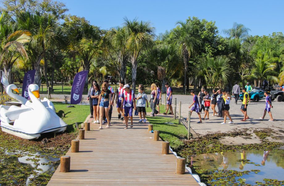 Delegações dos Jogos Escolares 2025 fazem passeio de barco pelo rio Sucuriú Delegações dos Jogos Escolares 2025 fazem passeio de barco pelo rio Sucuriú