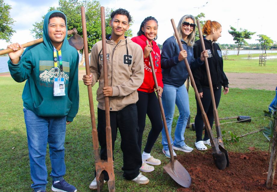 Atletas plantam 30 mudas de árvores na Lagoa Maior em alusão aos Jogos Escolares Atletas plantam 30 mudas de árvores na Lagoa Maior em alusão aos Jogos Escolares