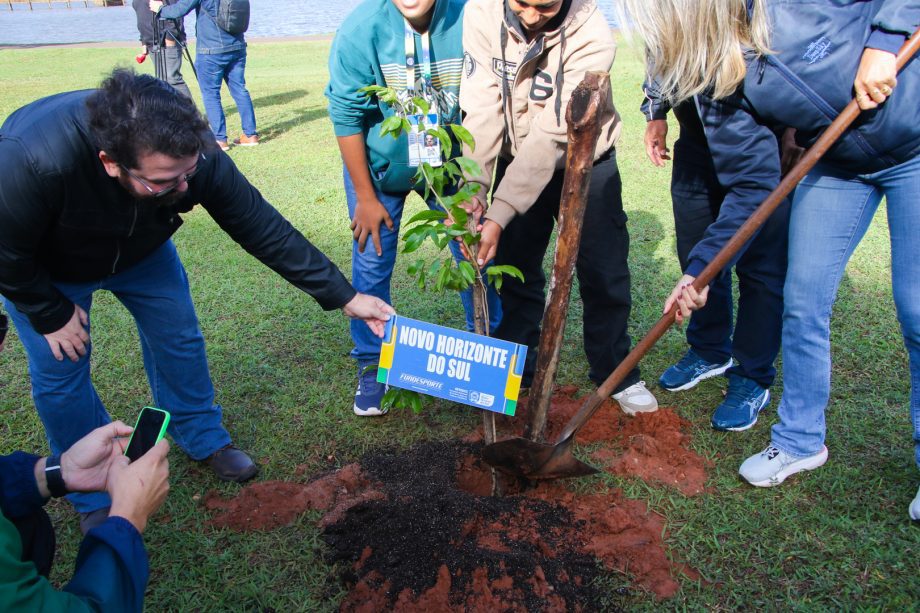Atletas plantam 30 mudas de árvores na Lagoa Maior em alusão aos Jogos Escolares Atletas plantam 30 mudas de árvores na Lagoa Maior em alusão aos Jogos Escolares
