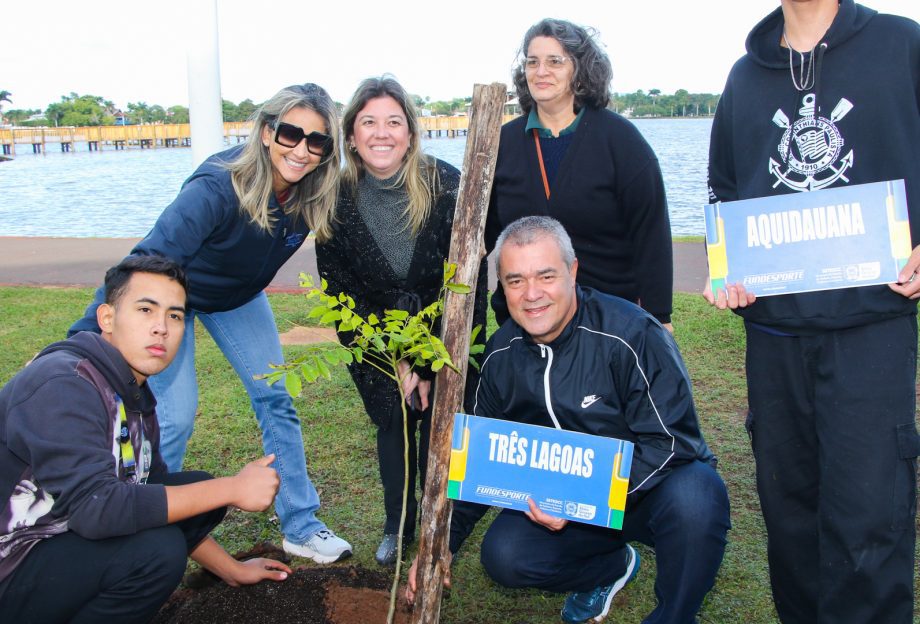 Atletas plantam 30 mudas de árvores na Lagoa Maior em alusão aos Jogos Escolares Atletas plantam 30 mudas de árvores na Lagoa Maior em alusão aos Jogos Escolares