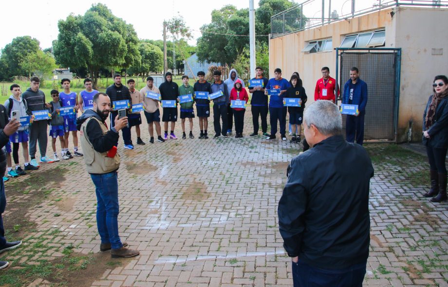 Atletas plantam 30 mudas de árvores na Lagoa Maior em alusão aos Jogos Escolares Atletas plantam 30 mudas de árvores na Lagoa Maior em alusão aos Jogos Escolares