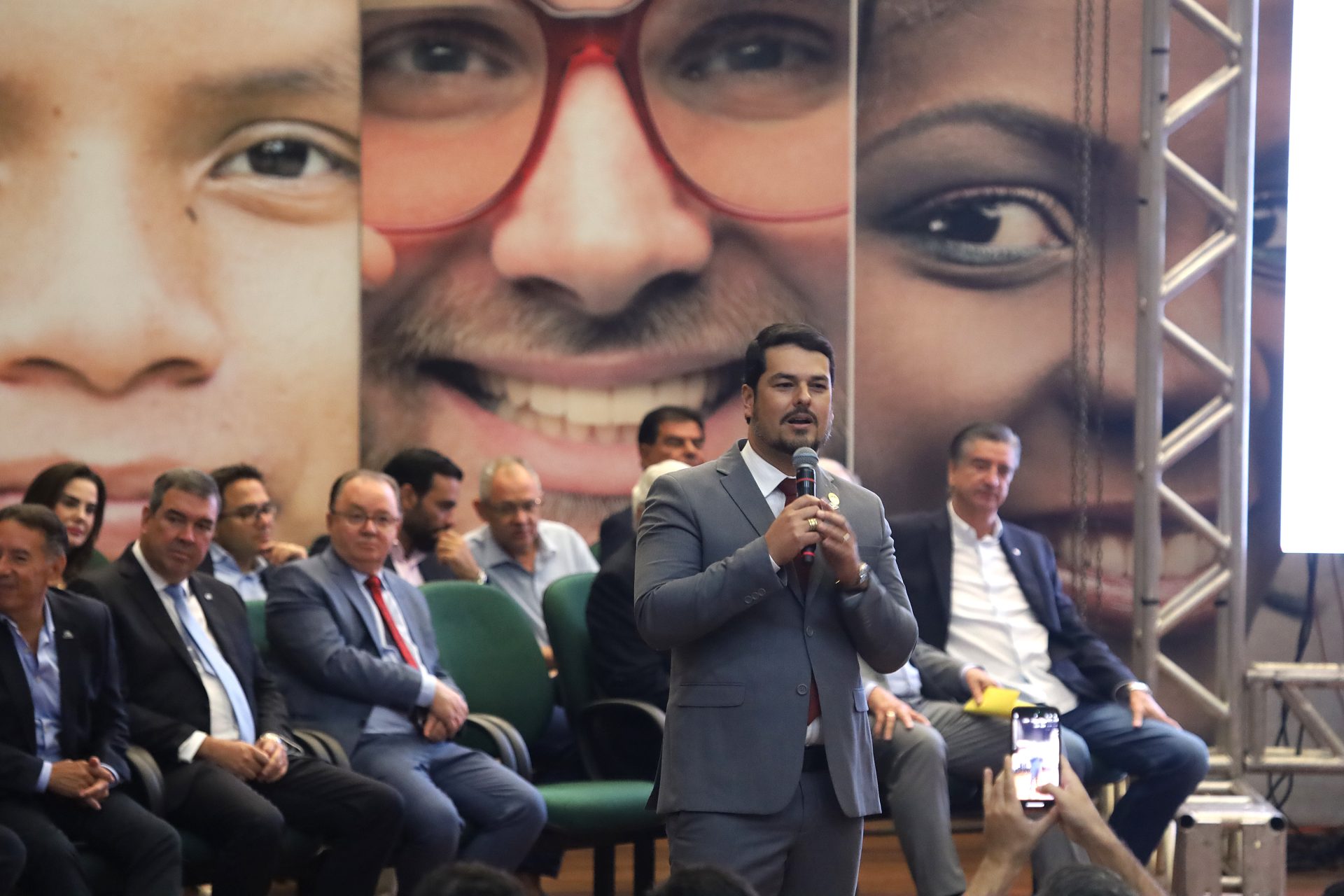 Governo de MS reafirma aos vereadores compromisso de levar investimentos aos 79 municípios Governo de MS reafirma aos vereadores compromisso de levar investimentos aos 79 municípios
