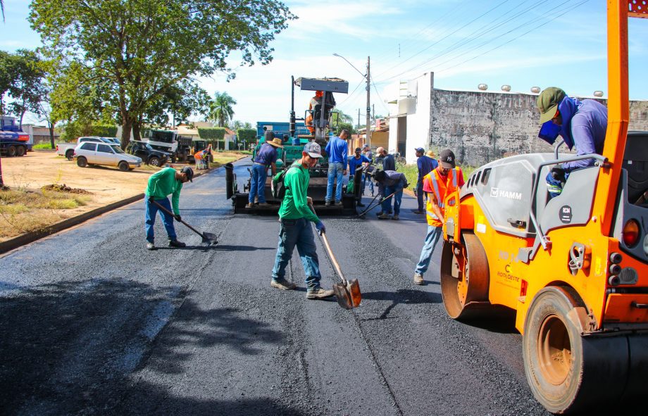 SEINTRA realiza recapeamento da Rua Irmãos Cameschi, no Bairro São Carlos SEINTRA realiza recapeamento da Rua Irmãos Cameschi, no Bairro São Carlos
