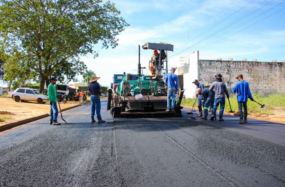 SEINTRA realiza recapeamento da Rua Irmãos Cameschi, no Bairro São Carlos SEINTRA realiza recapeamento da Rua Irmãos Cameschi, no Bairro São Carlos