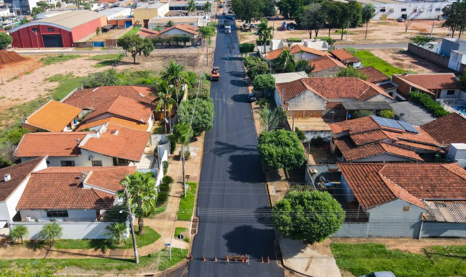 SEINTRA realiza recapeamento da Rua Irmãos Cameschi, no Bairro São Carlos SEINTRA realiza recapeamento da Rua Irmãos Cameschi, no Bairro São Carlos