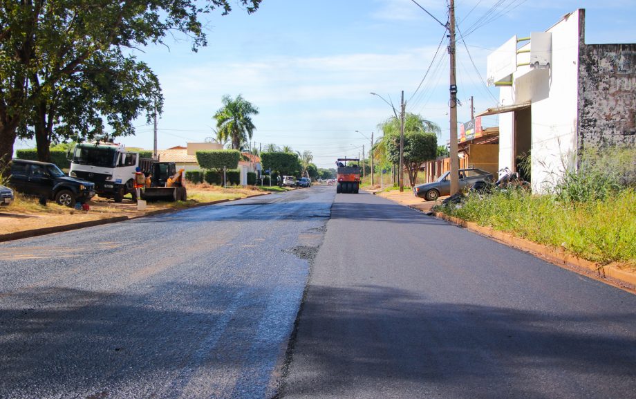 SEINTRA realiza recapeamento da Rua Irmãos Cameschi, no Bairro São Carlos SEINTRA realiza recapeamento da Rua Irmãos Cameschi, no Bairro São Carlos
