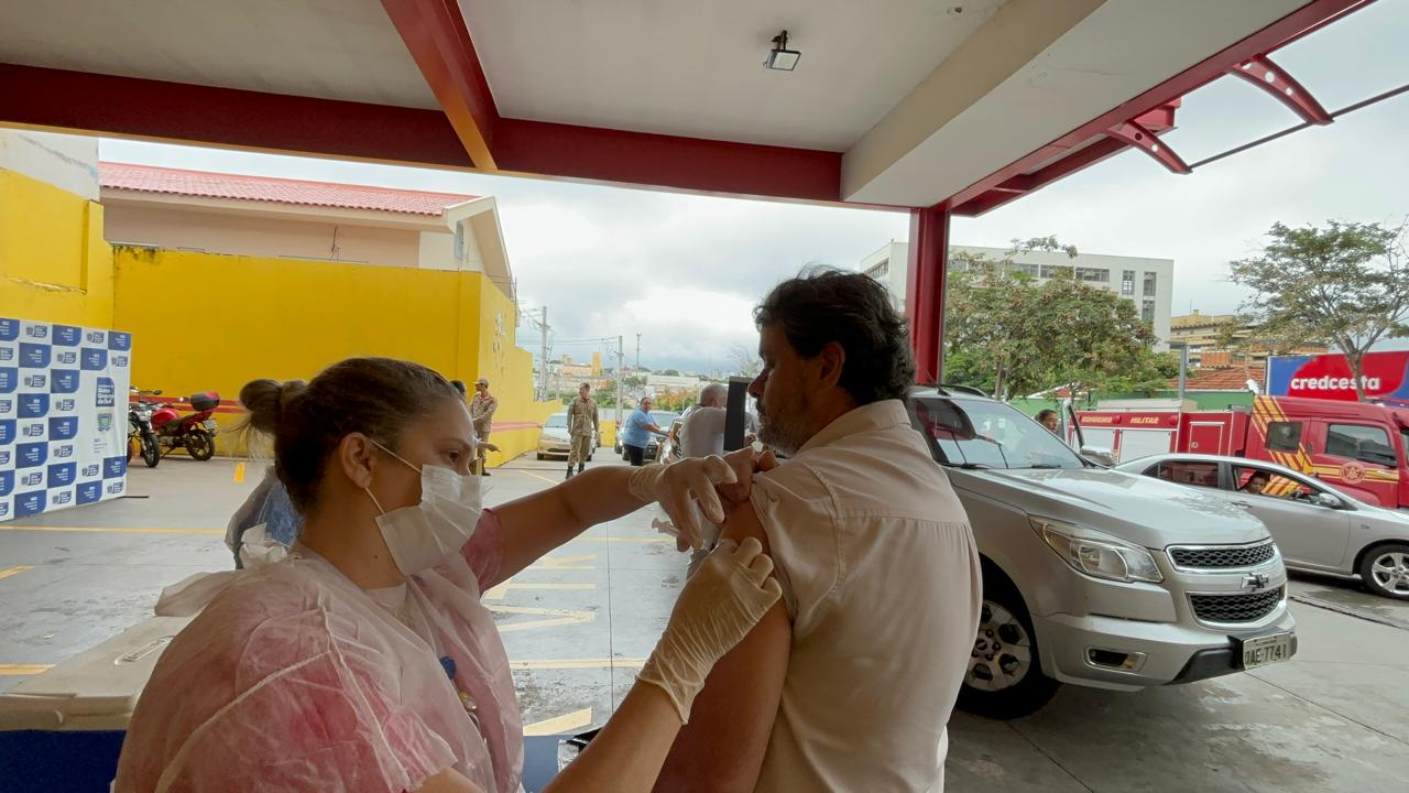 SES imuniza mais de 2 mil pessoas em ‘Drive-thru da Vacinação’ durante o Dia D contra influenza SES imuniza mais de 2 mil pessoas em ‘Drive-thru da Vacinação’ durante o Dia D contra influenza