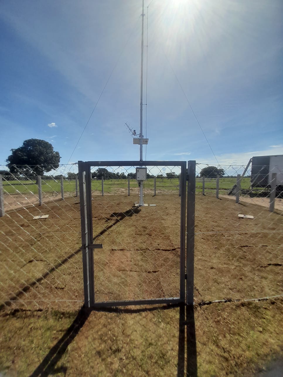 Operada pelo Cemtec-MS, primeira estação meteorológica instalada no Pantanal começa a transmitir dados Operada pelo Cemtec-MS, primeira estação meteorológica instalada no Pantanal começa a transmitir dados