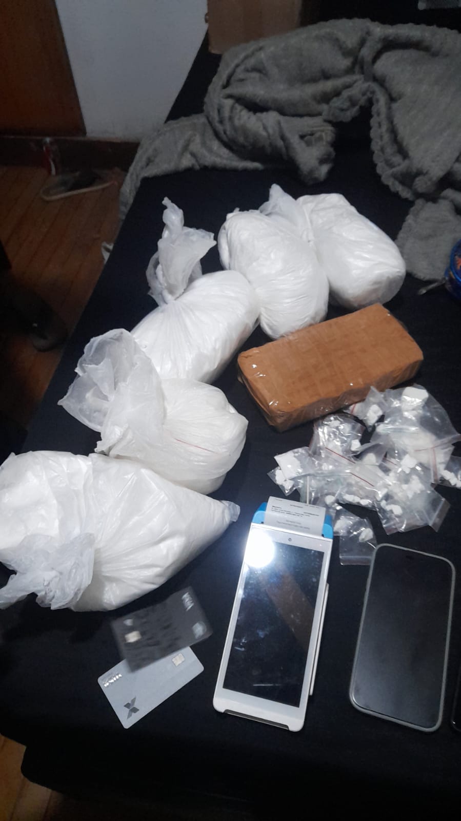 Quatro pessoas são presas em flagrante e mais de 15 kg de drogas apreendidas durante operação em Três Lagoas Quatro pessoas são presas em flagrante e mais de 15 kg de drogas apreendidas durante operação em Três Lagoas