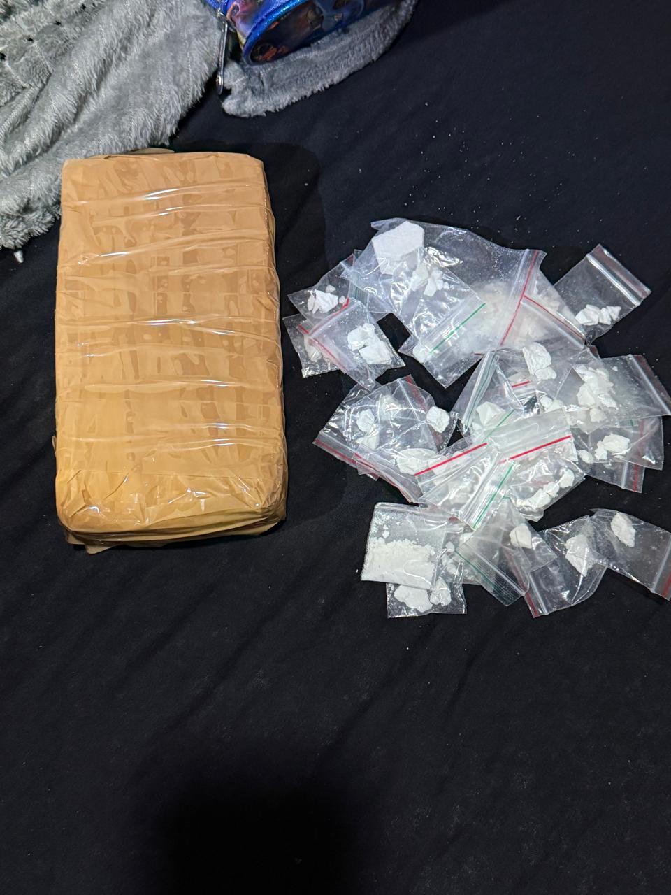 Quatro pessoas são presas em flagrante e mais de 15 kg de drogas apreendidas durante operação em Três Lagoas Quatro pessoas são presas em flagrante e mais de 15 kg de drogas apreendidas durante operação em Três Lagoas