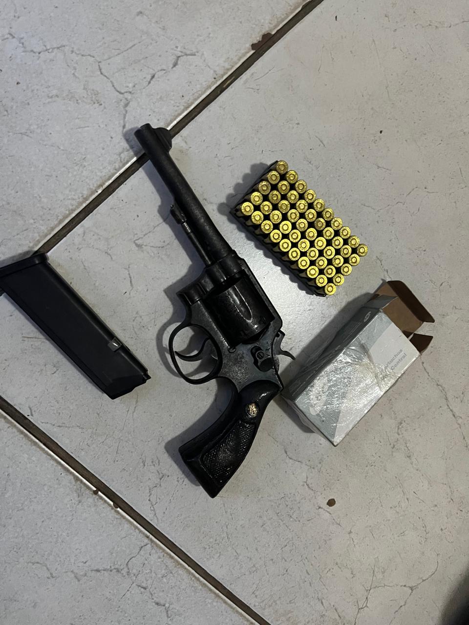 Quatro pessoas são presas em flagrante e mais de 15 kg de drogas apreendidas durante operação em Três Lagoas Quatro pessoas são presas em flagrante e mais de 15 kg de drogas apreendidas durante operação em Três Lagoas