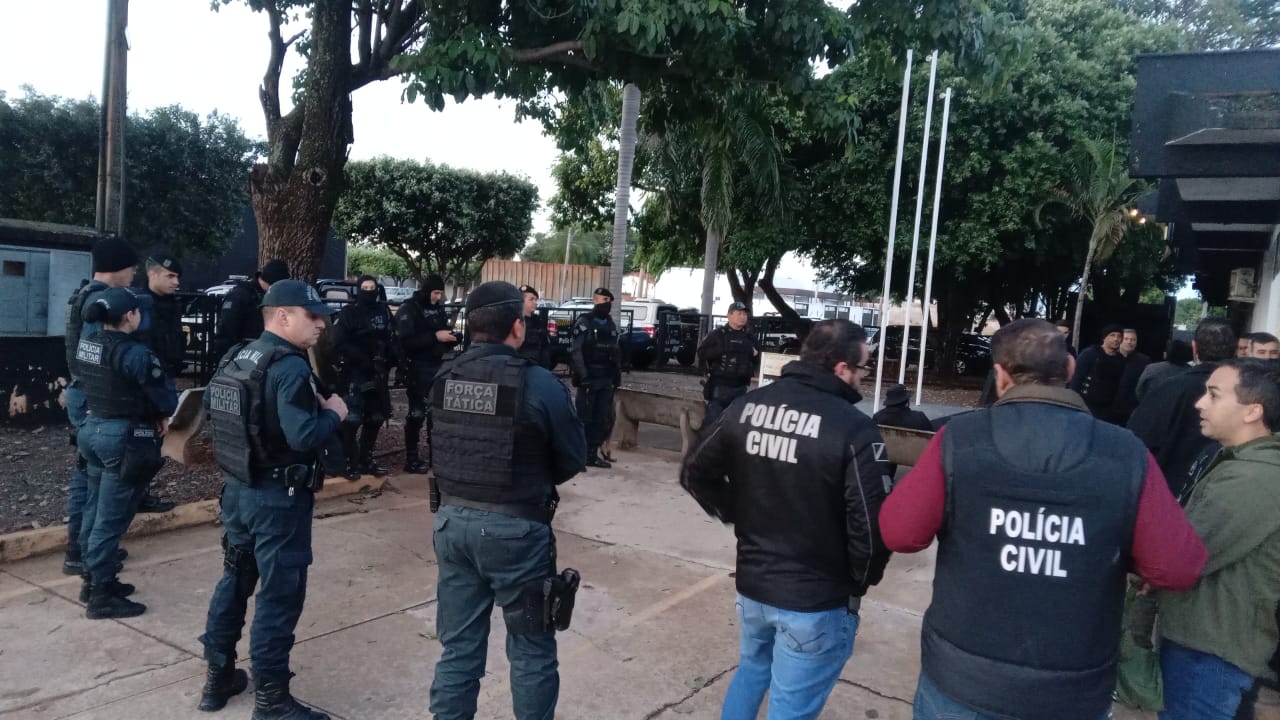 Quatro pessoas são presas em flagrante e mais de 15 kg de drogas apreendidas durante operação em Três Lagoas Quatro pessoas são presas em flagrante e mais de 15 kg de drogas apreendidas durante operação em Três Lagoas