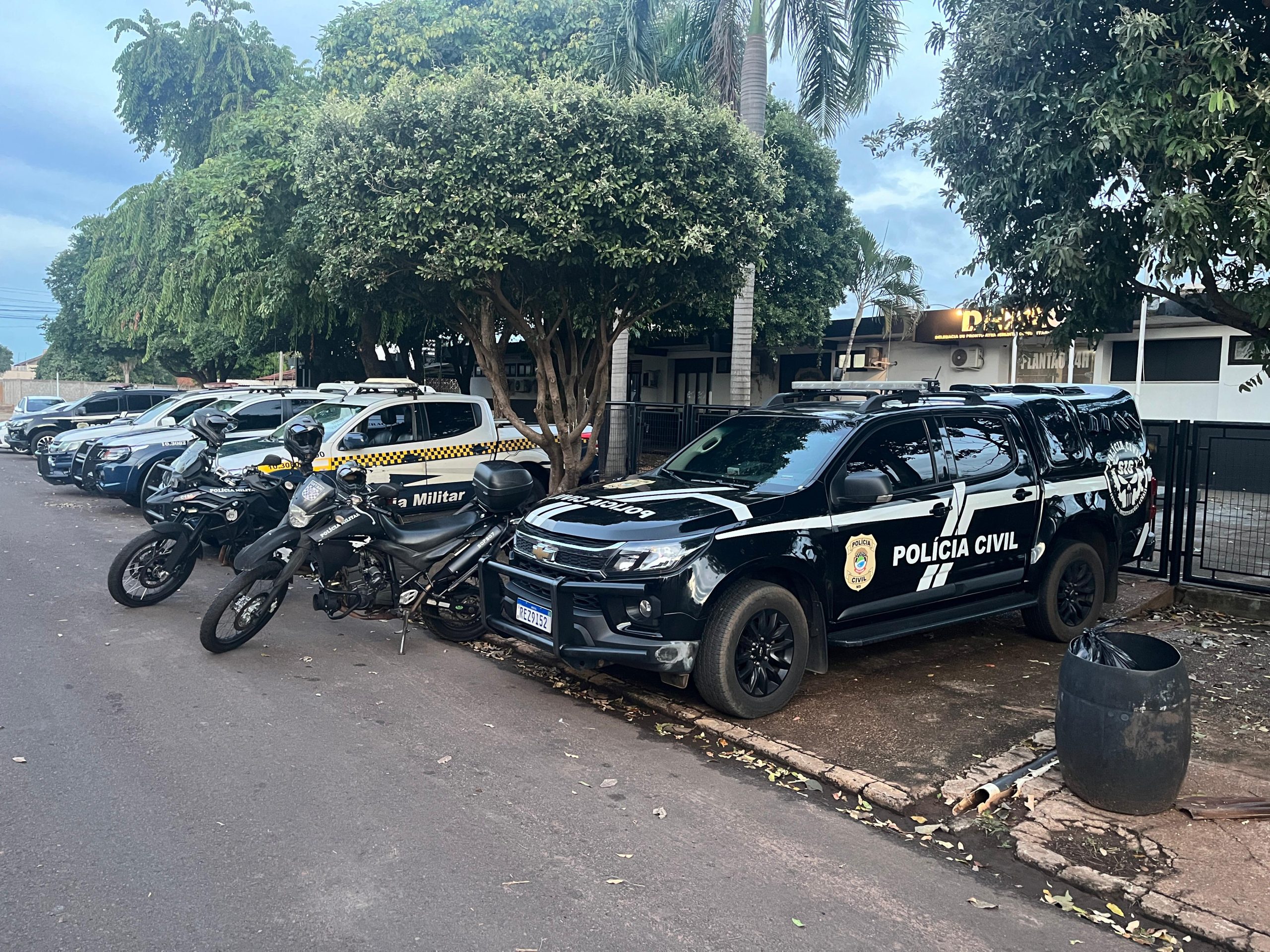 Quatro pessoas são presas em flagrante e mais de 15 kg de drogas apreendidas durante operação em Três Lagoas Quatro pessoas são presas em flagrante e mais de 15 kg de drogas apreendidas durante operação em Três Lagoas