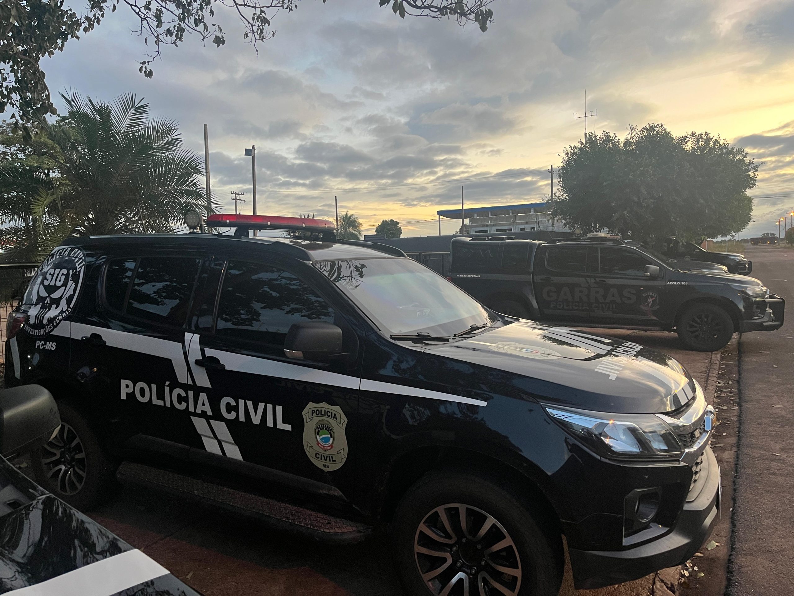 Quatro pessoas são presas em flagrante e mais de 15 kg de drogas apreendidas durante operação em Três Lagoas Quatro pessoas são presas em flagrante e mais de 15 kg de drogas apreendidas durante operação em Três Lagoas