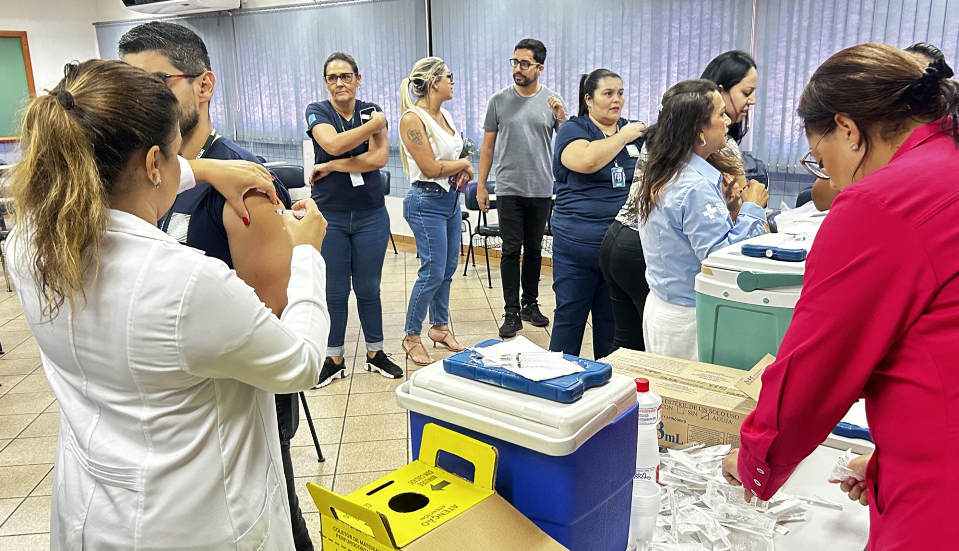 Mães destacam importância da vacina durante campanha de vacinação contra gripe no Detran-MS Mães destacam importância da vacina durante campanha de vacinação contra gripe no Detran-MS