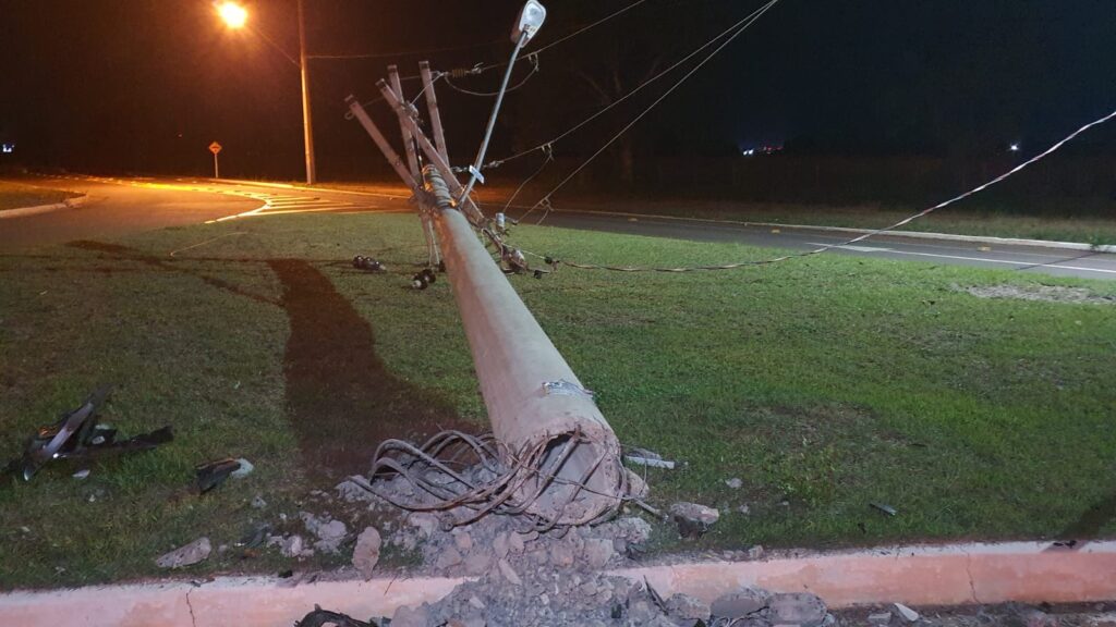 Caminhonete bate em poste e destrói a frente do veículo em acidente na Jamil Jorge Salomão Caminhonete bate em poste e destrói a frente do veículo em acidente na Jamil Jorge Salomão