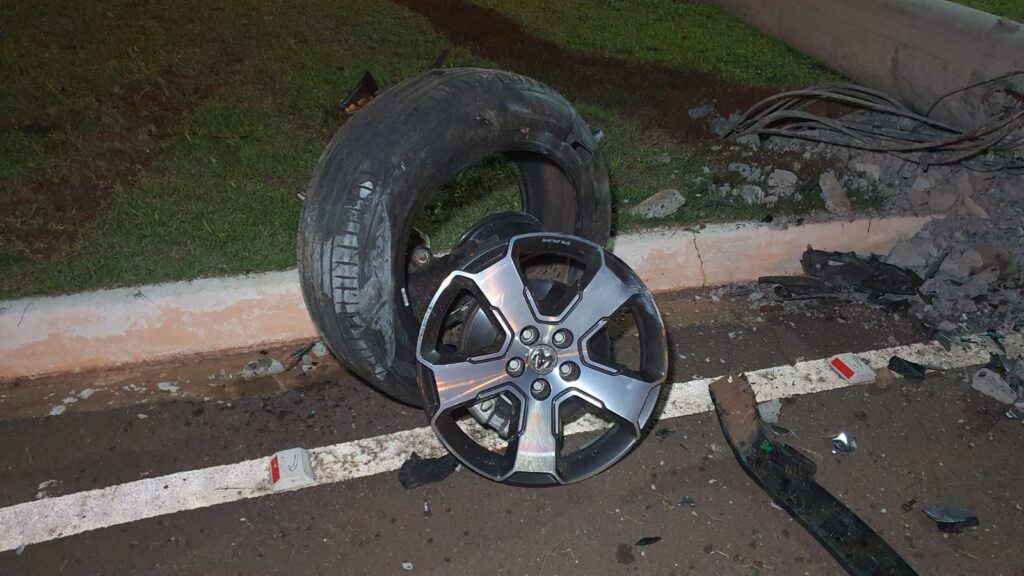 Caminhonete bate em poste e destrói a frente do veículo em acidente na Jamil Jorge Salomão Caminhonete bate em poste e destrói a frente do veículo em acidente na Jamil Jorge Salomão