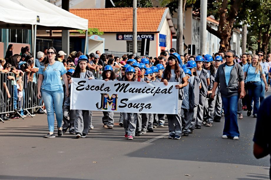 Desfile Cívico de 110 anos de TL é marcado por anúncios de investimentos e participação popular Desfile Cívico de 110 anos de TL é marcado por anúncios de investimentos e participação popular