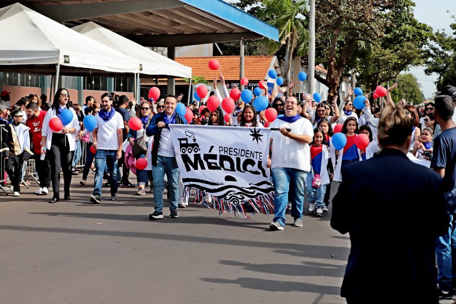 Desfile Cívico de 110 anos de TL é marcado por anúncios de investimentos e participação popular Desfile Cívico de 110 anos de TL é marcado por anúncios de investimentos e participação popular