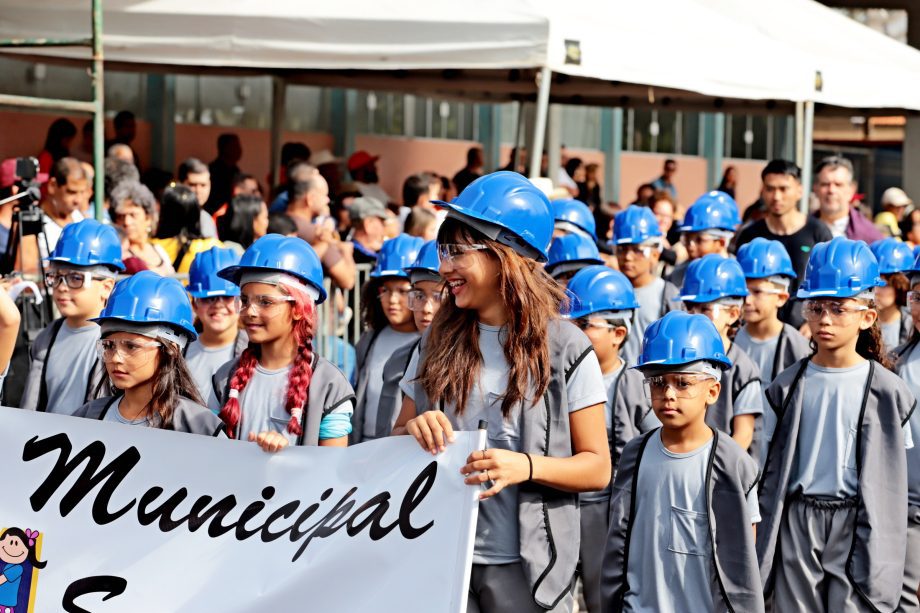 Desfile Cívico de 110 anos de TL é marcado por anúncios de investimentos e participação popular Desfile Cívico de 110 anos de TL é marcado por anúncios de investimentos e participação popular