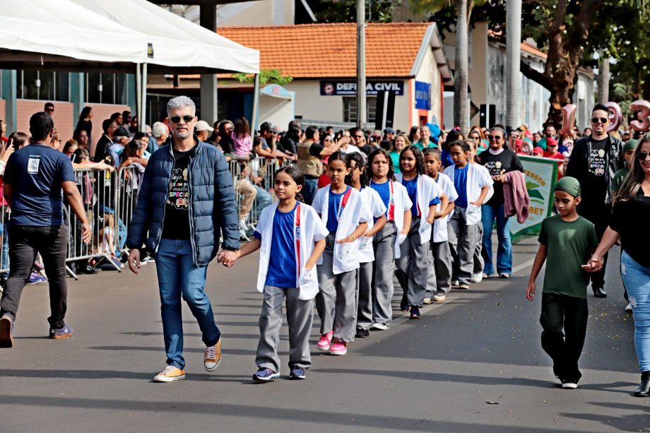 Desfile Cívico de 110 anos de TL é marcado por anúncios de investimentos e participação popular Desfile Cívico de 110 anos de TL é marcado por anúncios de investimentos e participação popular